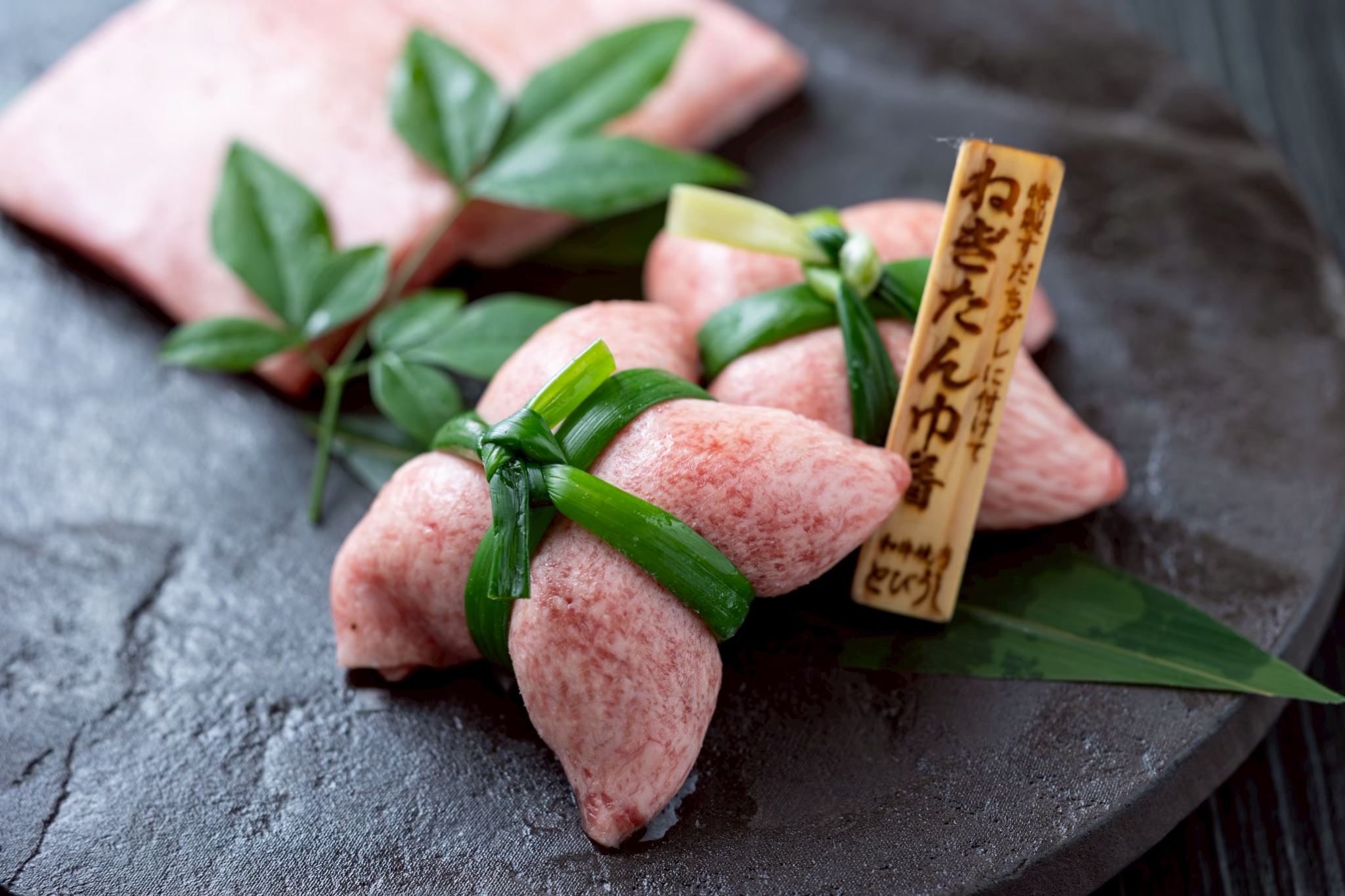 飯田橋駅徒歩すぐ。 全席完全個室の「和牛焼肉 とびうし」。 今回ご紹介するのは、とびうし名物「ねぎたん巾着」。 旨味あふれる牛タンでたっぷりのねぎを包み込んだ、当店人気の逸品です。 スタッフが一...