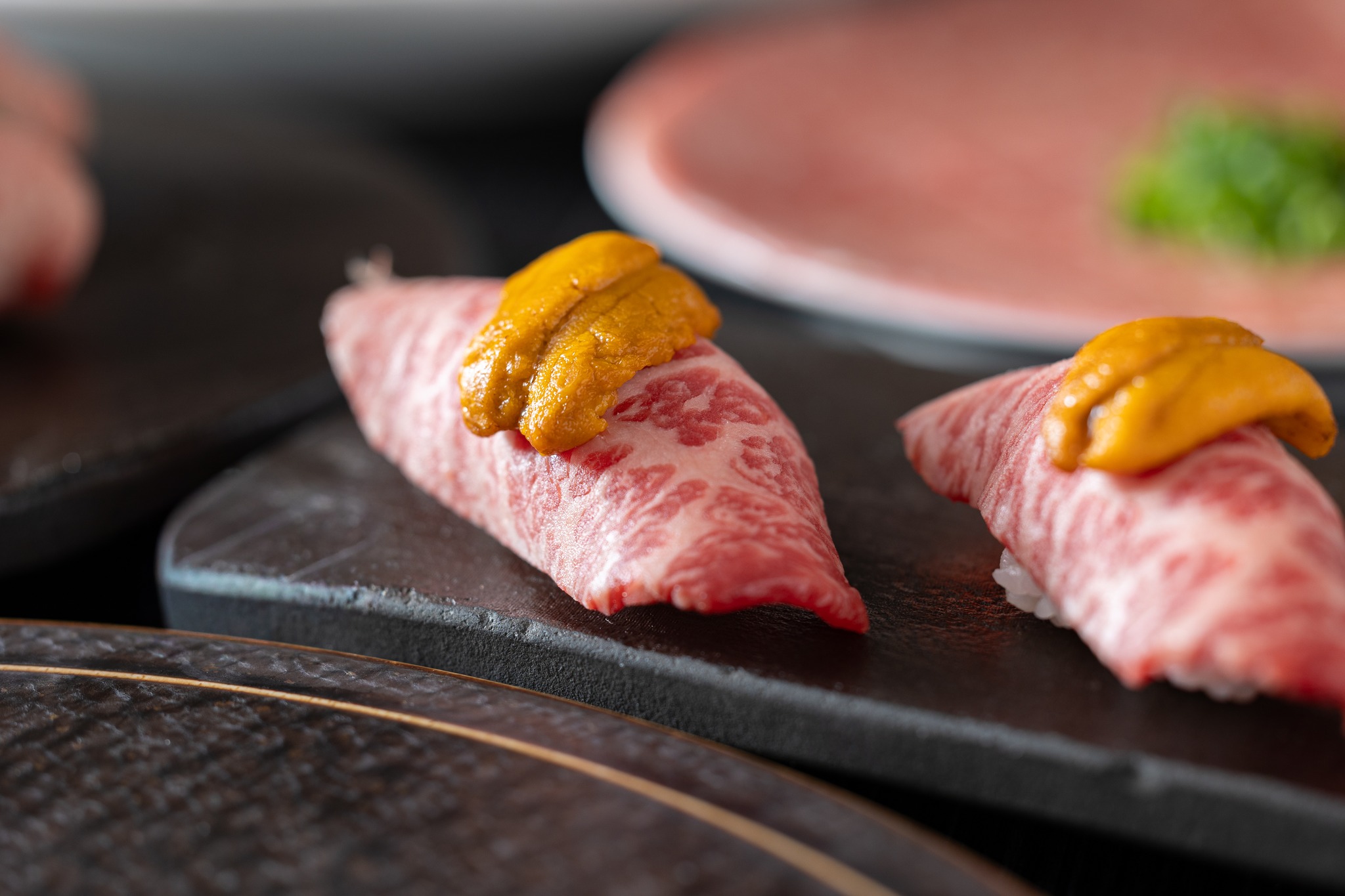 飯田橋駅から徒歩すぐ。 「和牛焼肉 とびうし」は、全席完全個室の和牛焼肉店です。 今回ご紹介するのは、とびうし自慢の「雲丹寿司」。 一口で、贅沢が完成する。 とろける和牛の上に、濃厚な雲丹をたっ...