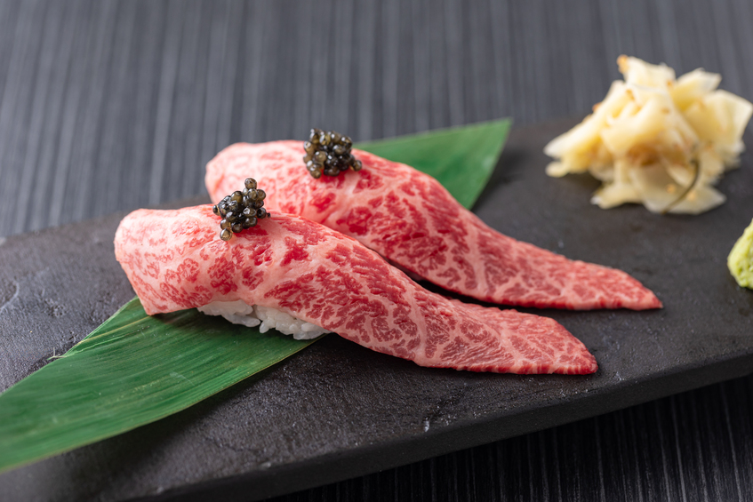 飯田橋駅から徒歩すぐ。 全席完全個室の和牛焼肉店「和牛焼肉 とびうし」。 今回ご紹介するのは、贅沢を極めた一貫「和牛の炙り寿司 キャビアのせ」。 とろける和牛の旨味に、キャビアの上品な塩味が重な...