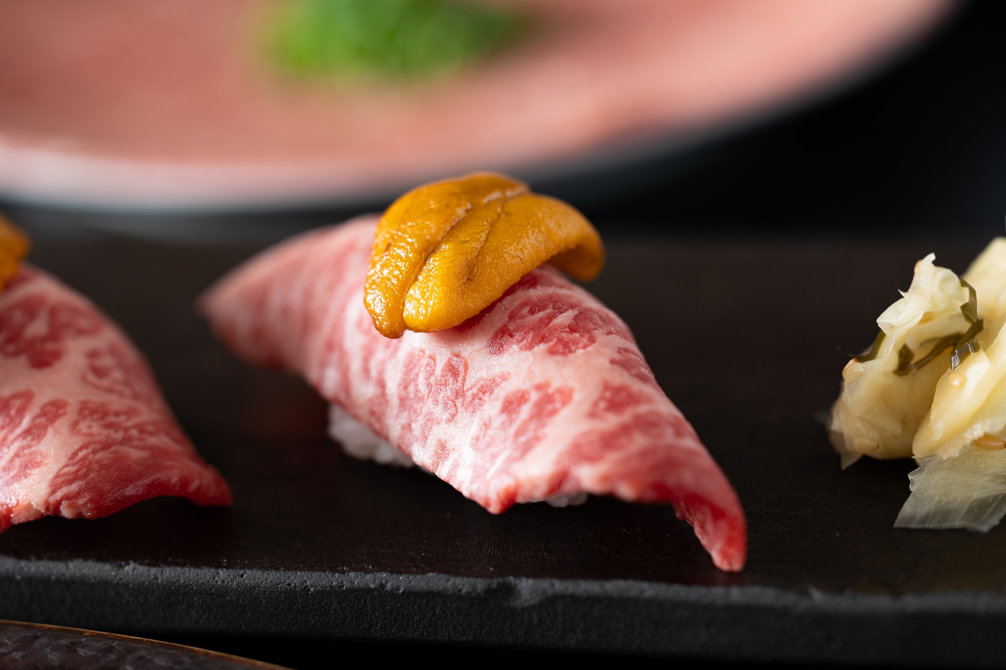 飯田橋駅から徒歩すぐ。 「和牛焼肉 とびうし」は、全席完全個室の和牛焼肉店です。 今回ご紹介するのは、とびうし自慢の「雲丹寿司」。 一口で、贅沢が完成する。 とろける和牛の上に、濃厚な雲丹をたっ...