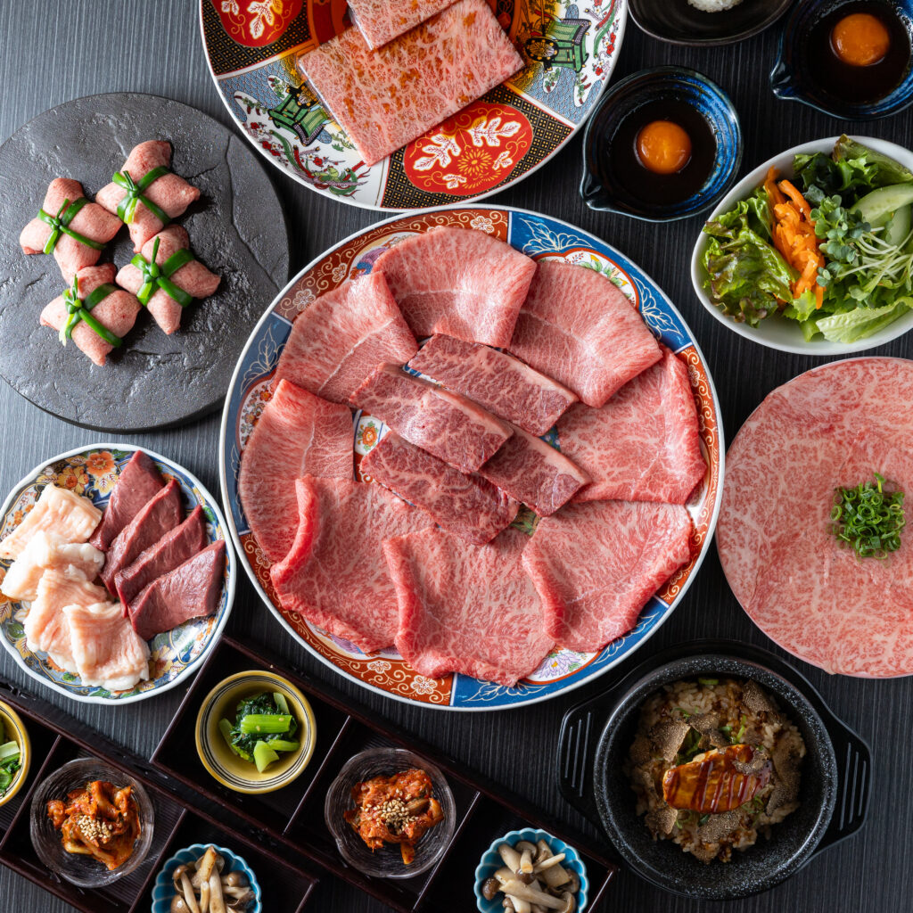飯田橋駅から徒歩すぐ。 全席完全個室の和牛焼肉店「和牛焼肉 とびうし」。 今回ご紹介するのは、当店の人気コース 『新名物 とびうしコース』 名物「ねぎタン巾着」をはじめ、とろける旨味が魅力の「ザ...