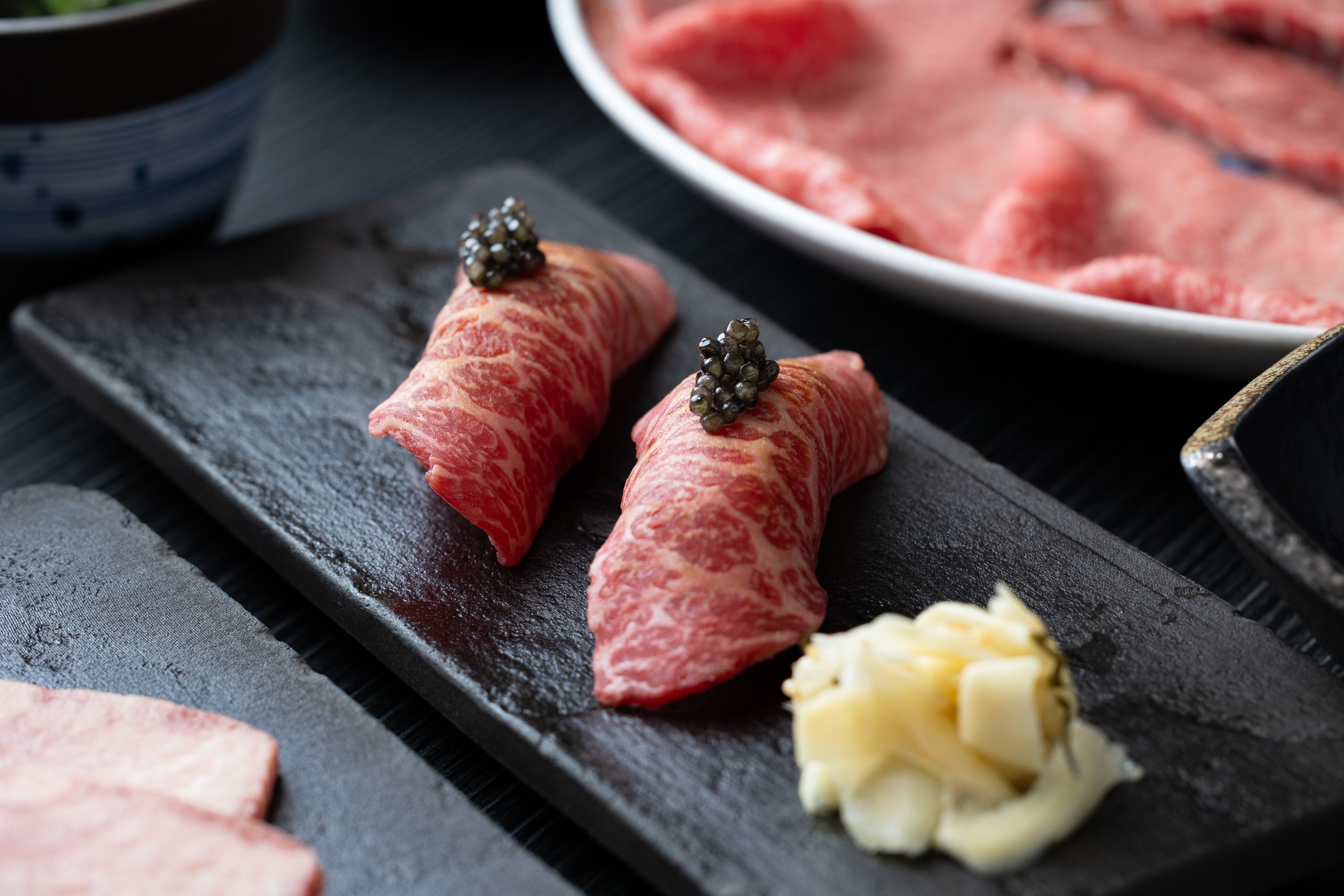 飯田橋駅から徒歩すぐ。 全席完全個室の和牛焼肉店「和牛焼肉 とびうし」。 今回ご紹介するのは、贅沢を極めた一貫「和牛の炙り寿司 キャビアのせ」。 とろける和牛の旨味に、キャビアの上品な塩味が重な...