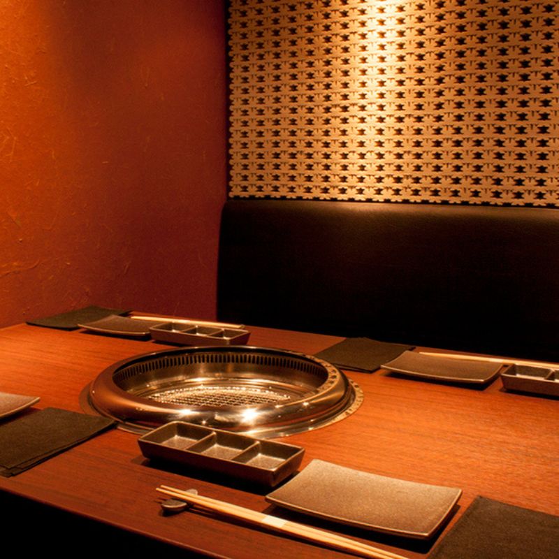 飯田橋駅から徒歩すぐ。 全席完全個室の和牛焼肉店「和牛焼肉 とびうし」。 今回ご紹介するのは、とびうし自慢の名物「ヘレ飯(雲丹)」。 柔らかな近江牛ヒレ肉の上に、濃厚なウニを贅沢に重ねた至福の逸...
