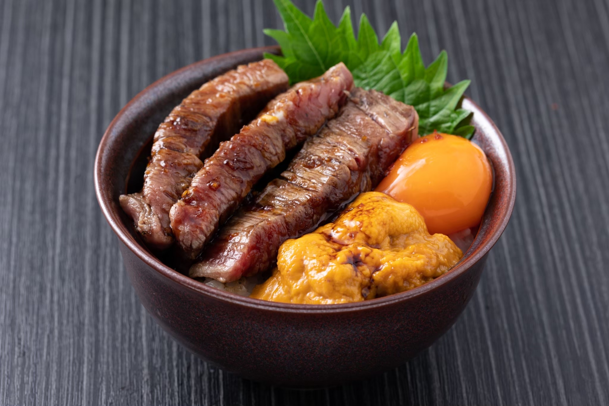 飯田橋駅から徒歩すぐ。 全席完全個室の和牛焼肉店「和牛焼肉 とびうし」。 今回ご紹介するのは、とびうし自慢の名物「ヘレ飯(雲丹)」。 柔らかな近江牛ヒレ肉の上に、濃厚なウニを贅沢に重ねた至福の逸...