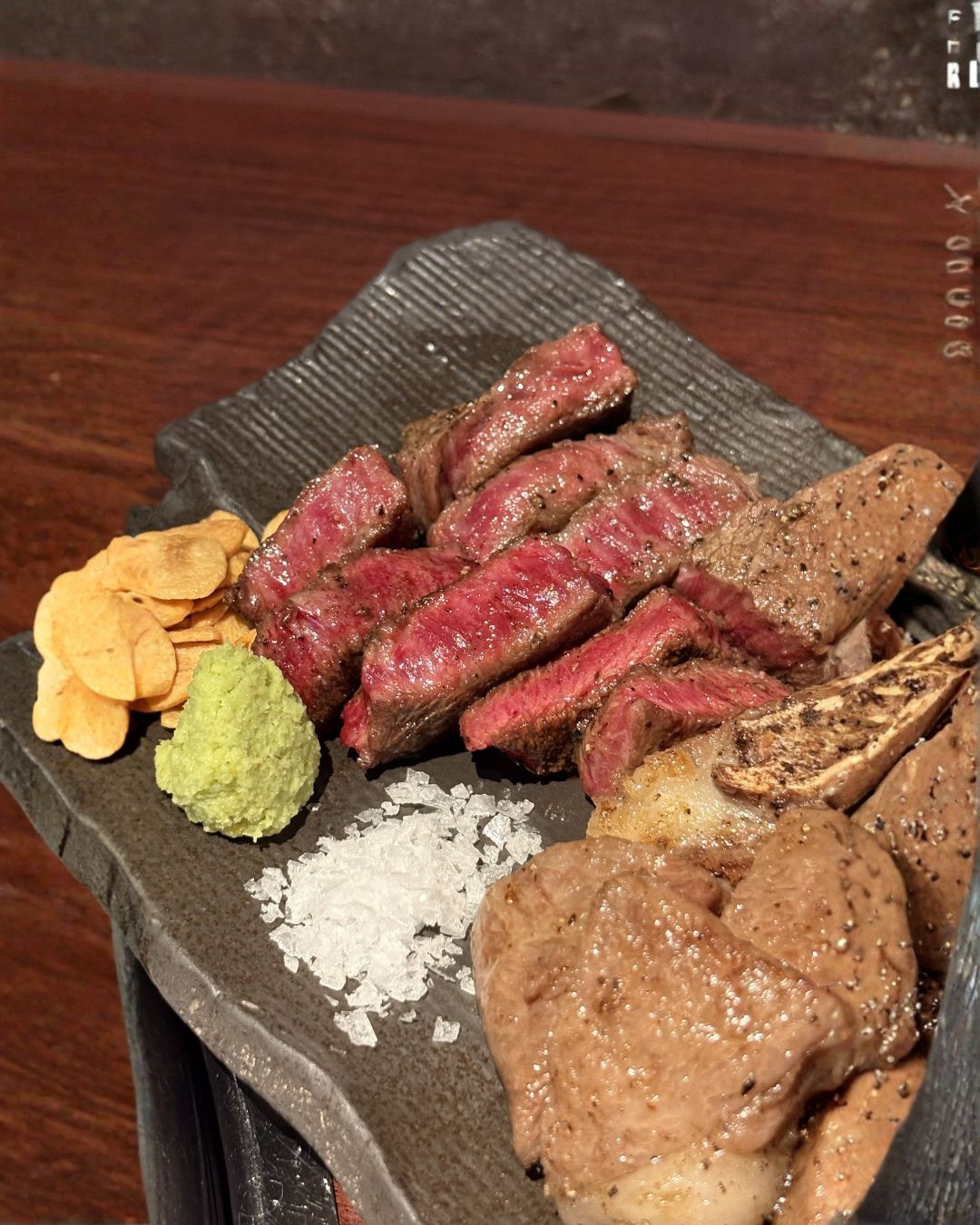 飯田橋駅から徒歩すぐ。 全席完全個室の和牛焼肉店「和牛焼肉 とびうし」。 今回ご紹介するのは、和牛焼肉 とびうしの新商品「骨付きミスジステーキ」。 希少部位「ミスジ」を骨付きのまま豪快に焼き上げ...