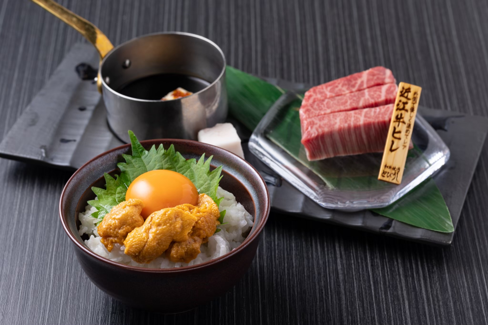 飯田橋駅から徒歩すぐ。 全席完全個室の和牛焼肉店「和牛焼肉 とびうし」。 今回ご紹介するのは、とびうし自慢の名物「ヘレ飯(雲丹)」。 柔らかな近江牛ヒレ肉の上に、濃厚なウニを贅沢に重ねた至福の逸...