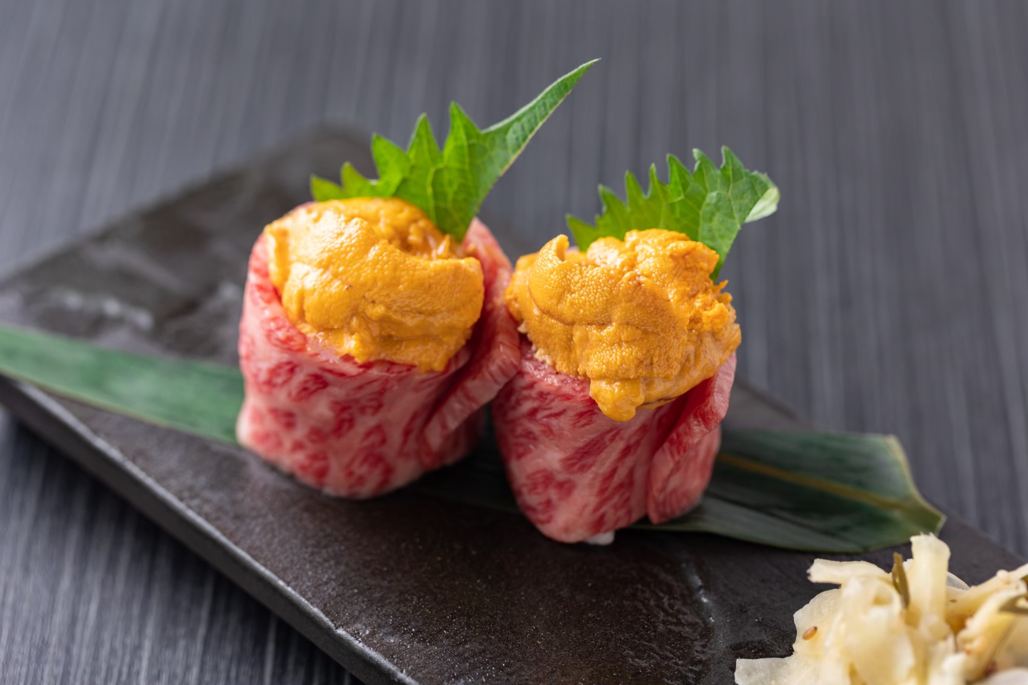飯田橋駅から徒歩すぐ。 全席完全個室の和牛焼肉店「和牛焼肉 とびうし」。 今回ご紹介するのは、和牛焼肉 とびうしの「生雲丹の肉巻き寿司」。 本当に美味しいものは、一口で記憶に残る。 上質な和牛と...