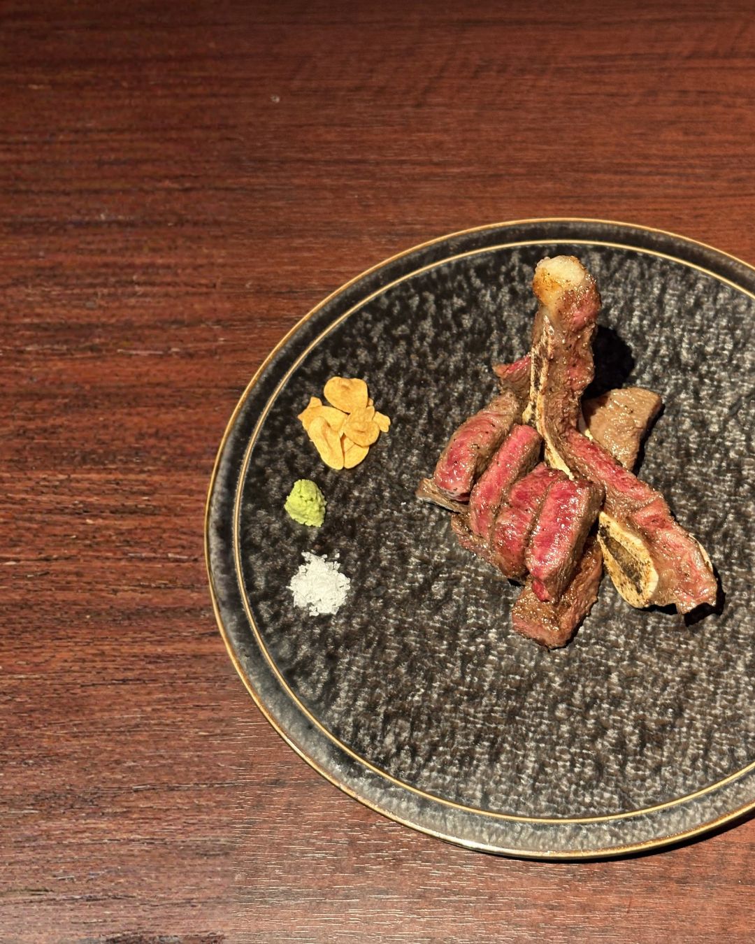 飯田橋駅から徒歩すぐ。 全席完全個室の和牛焼肉店「和牛焼肉 とびうし」。 今回ご紹介するのは、和牛焼肉 とびうしの新商品「骨付きミスジステーキ」。 希少部位「ミスジ」を骨付きのまま豪快に焼き上げ...