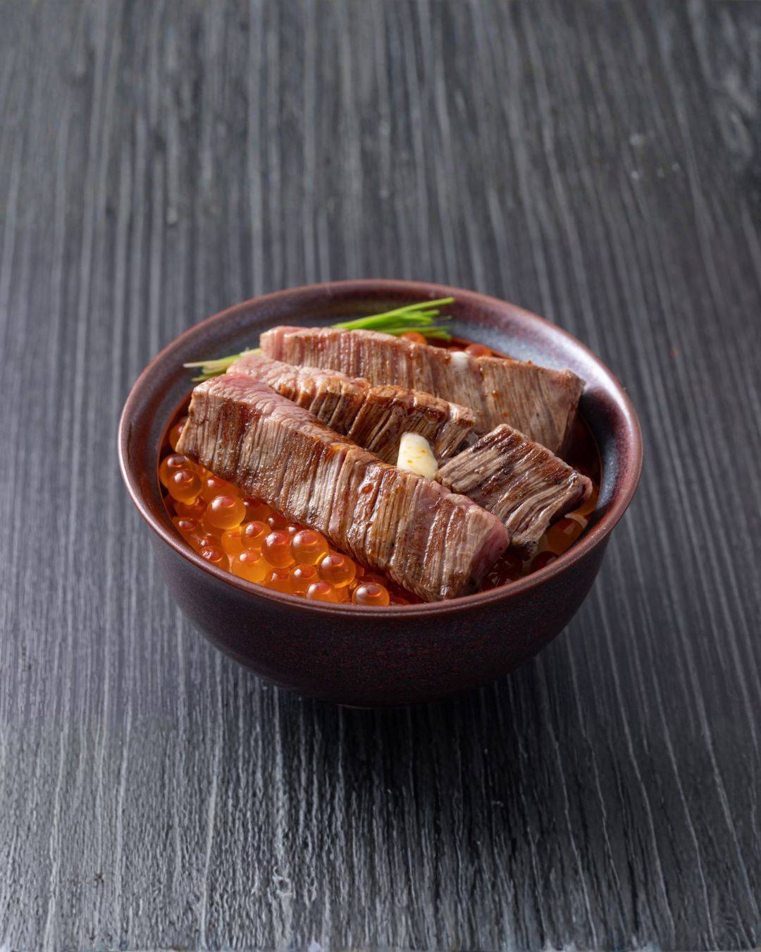 飯田橋駅から徒歩すぐ。 全席完全個室の和牛焼肉店「和牛焼肉 とびうし」。 今回ご紹介するのは、和牛焼肉とびうしの名物「ヘレ飯 いくら」。 厳選した和牛のヘレを贅沢に味わう、肉好きにはたまらない一...
