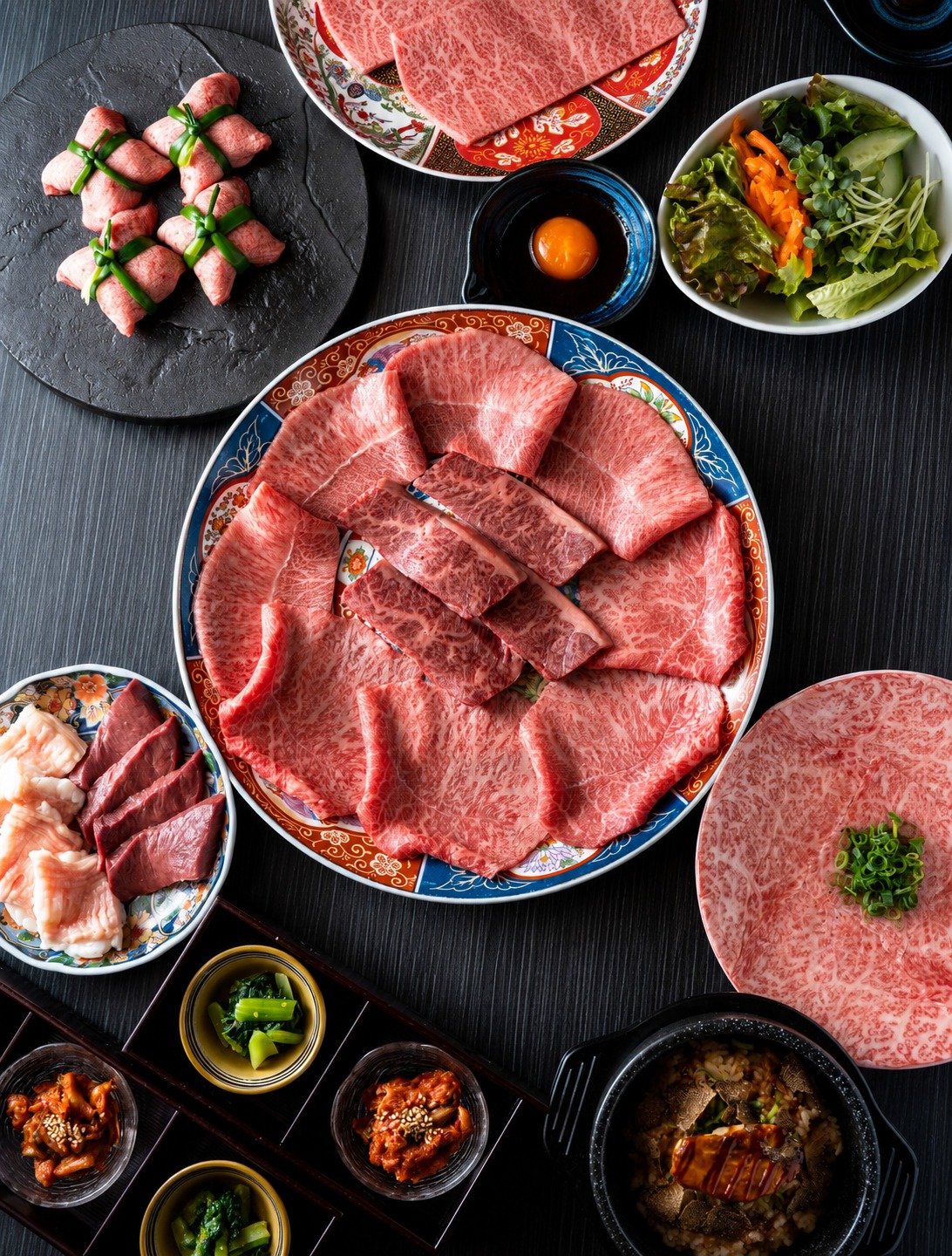 飯田橋駅から徒歩すぐ。 全席完全個室の和牛焼肉店「和牛焼肉 とびうし」。 今回ご紹介するのは、当店の人気コース 『新名物 とびうしコース』 名物「ねぎタン巾着」をはじめ、とろける旨味が魅力の「ザ...