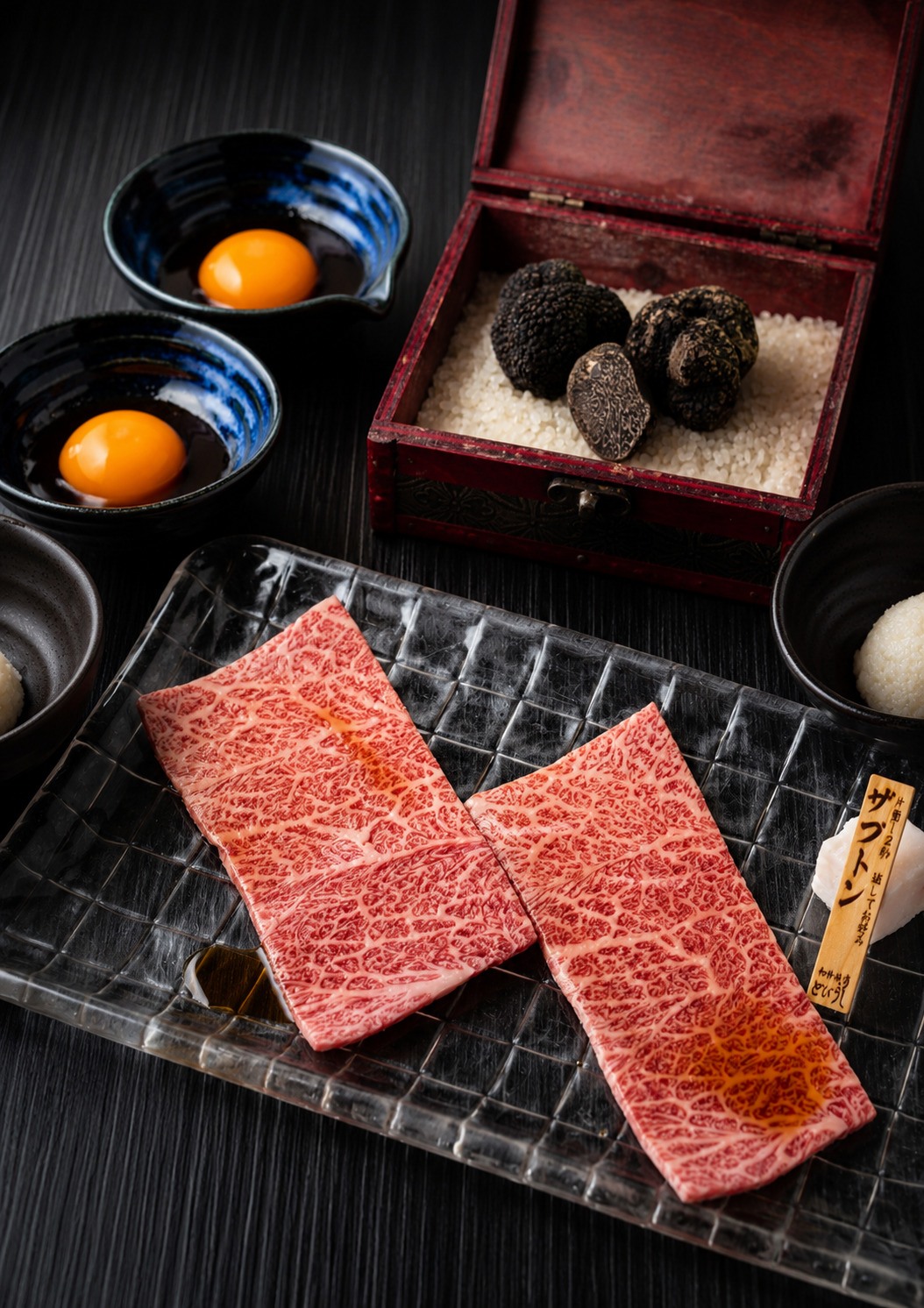 飯田橋駅から徒歩すぐ。 全席完全個室の和牛焼肉店「和牛焼肉 とびうし」。 今回ご紹介するのは、とびうしで味わう贅沢な一品「トリュフザブトンすき焼き」。 厳選した和牛のザブトンをすき焼き風に仕立て...