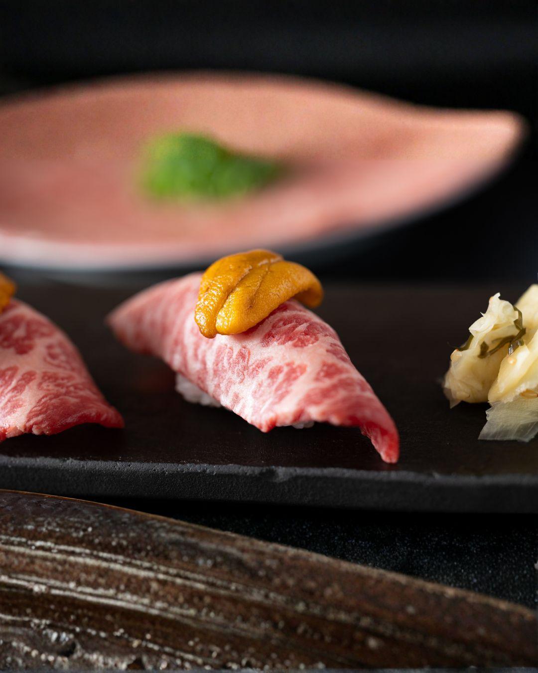 飯田橋駅から徒歩すぐ。 全席完全個室の和牛焼肉店「和牛焼肉 とびうし」。 今回ご紹介するのは、とびうしで味わう贅沢な一品「雲丹寿司」。 厳選した和牛の旨味と、濃厚でとろける雲丹を一貫に。 口に入...