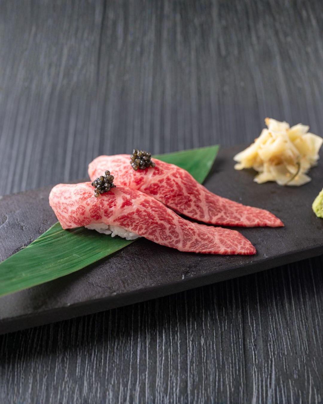 飯田橋駅から徒歩すぐ。 全席完全個室の和牛焼肉店「和牛焼肉 とびうし」。 今回ご紹介するのは、 「和牛炙り寿司 キャビア」。 厳選した和牛を香ばしく炙り、 とろけるような口どけに仕上げた一品。 ...