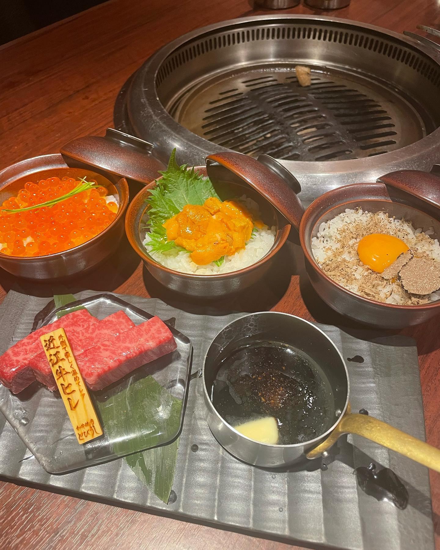 復活したとびうし名物ヘレ飯😋希少な近江牛のヒレを使った絶品🥰うに、いくら、トリュフの3種類をご用意😚記念日や焼肉デ…