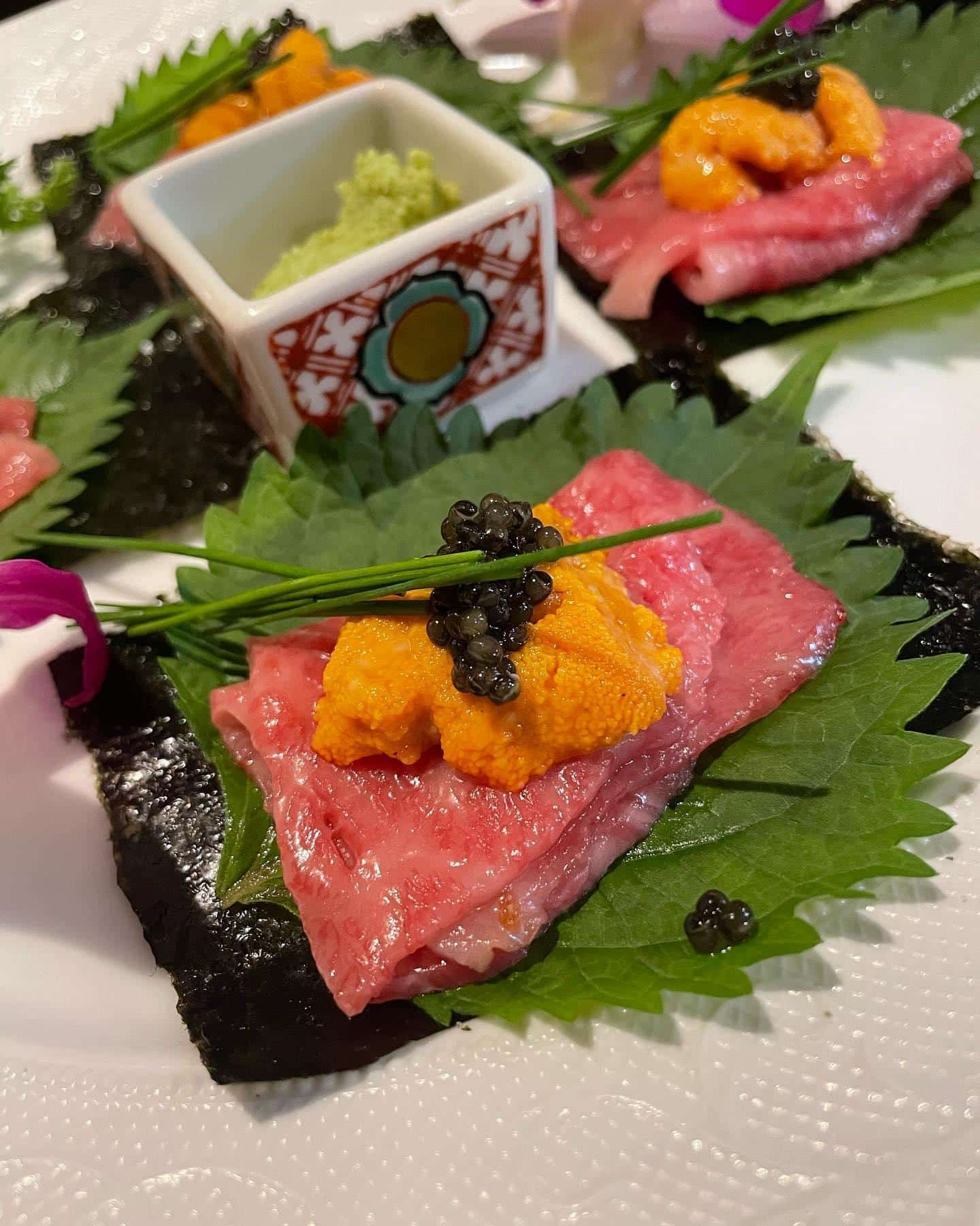 和牛焼肉とびうしのオススメ😋雲丹の肉巻き🍖濃厚の和牛の甘みとウニが一体となった一品🤫鹿児島黒糖醤油につけてお召し上…