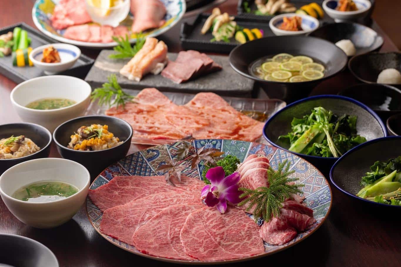 和牛焼肉とびうし名物料理が楽しめる各種コースをご用意しています🥰飲み放題プランはご宴会に大人気😊歓送迎会などには和牛…