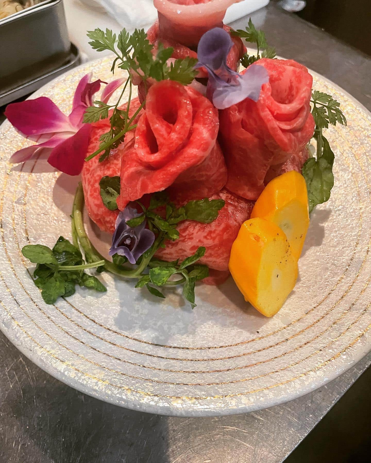 記念日や誕生日のサプライズのお祝いにはぜひ和牛焼肉とびうしの肉ケーキを🥰コースの和牛盛り合わせを無料で変更致します😋…