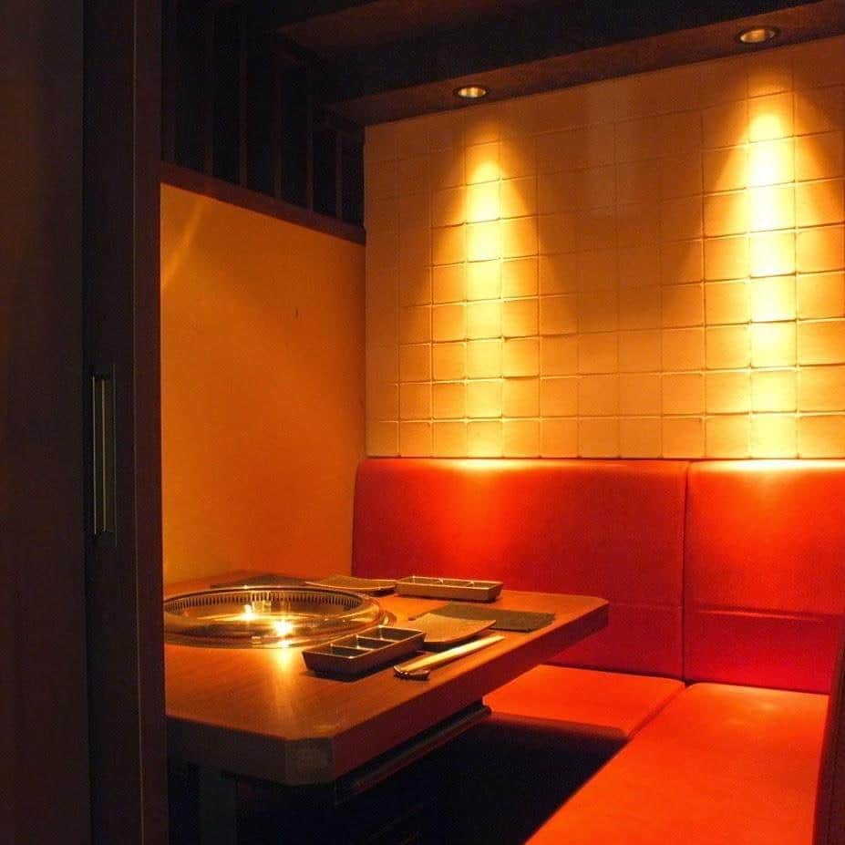 焼肉とびうしの2名様用の個室はデートには特にお勧め🥰人気のL字型のソファー席をご用意しています😊落ち着いた空間でゆっ…