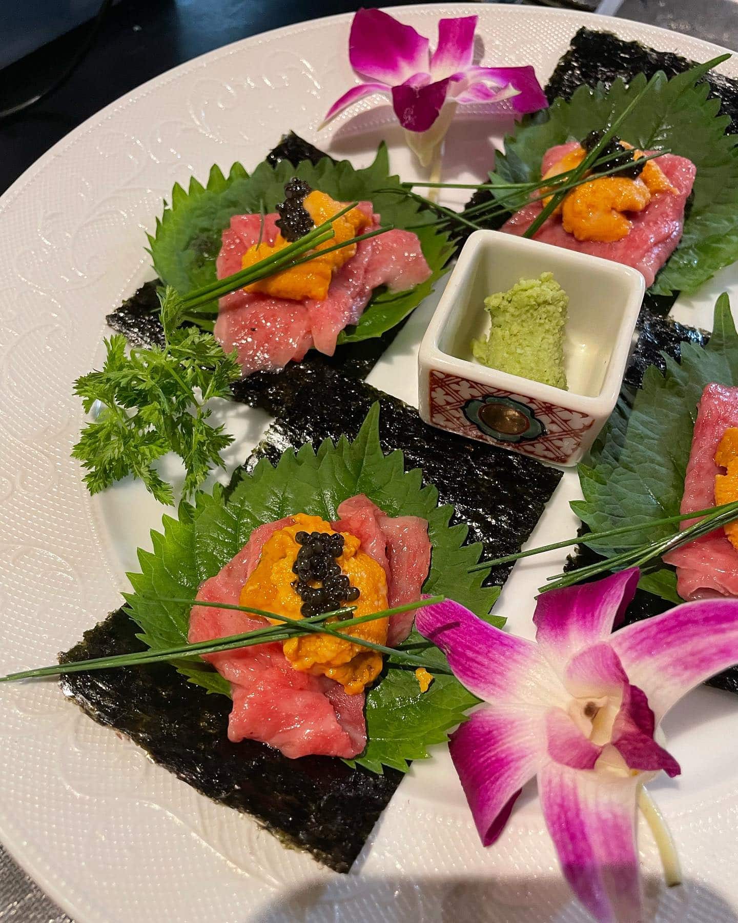 和牛焼肉とびうしのオススメ😋雲丹の肉巻き🍖濃厚の和牛の甘みとウニが一体となった一品🤫鹿児島黒糖醤油につけてお召し上が…