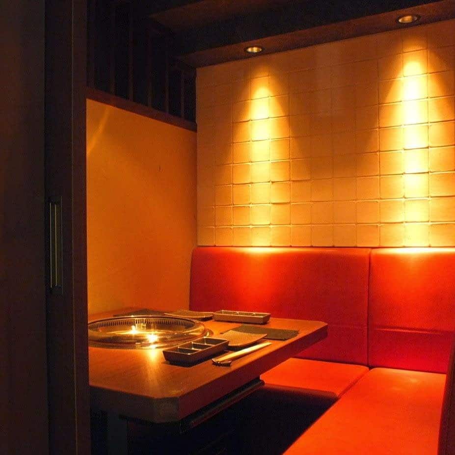 焼肉とびうしの2名様用の個室はデートには特にお勧め🥰人気のL字型のソファー席をご用意しています😊落ち着いた空間でゆっく…
