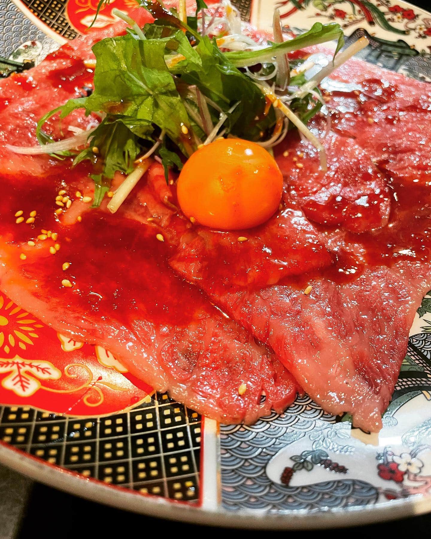 和牛焼肉とびうし本日のオススメはローストユッケとタン刺し！⭐︎表面を軽く炙り脂の旨みも引き出しています😋厳選された和牛を…