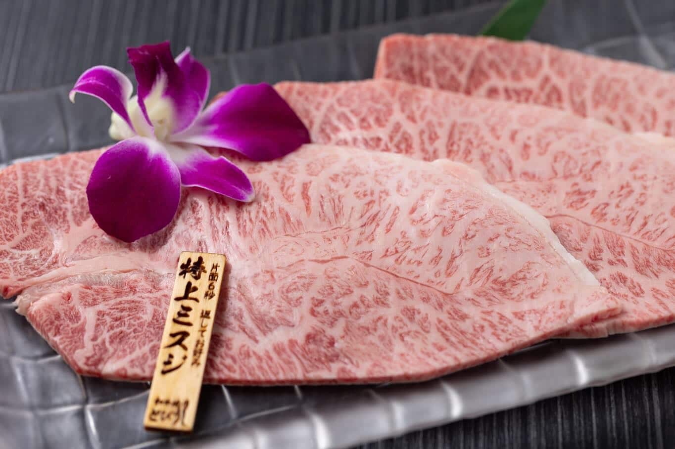和牛焼肉とびうしでは各種赤身肉も人気🥰希少部位もご用意でコースの三種盛りは歓送迎会などには和牛を肉ケーキ盛りなど特別な盛…