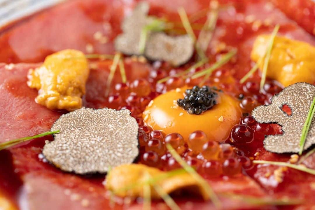 和牛焼肉とびうしのオススメ😋名物プラチナユッケ🍖ウニ、イクラ、トリュフ、キャビアと濃厚な鳳凰卵が和牛を引き立てる是非食…