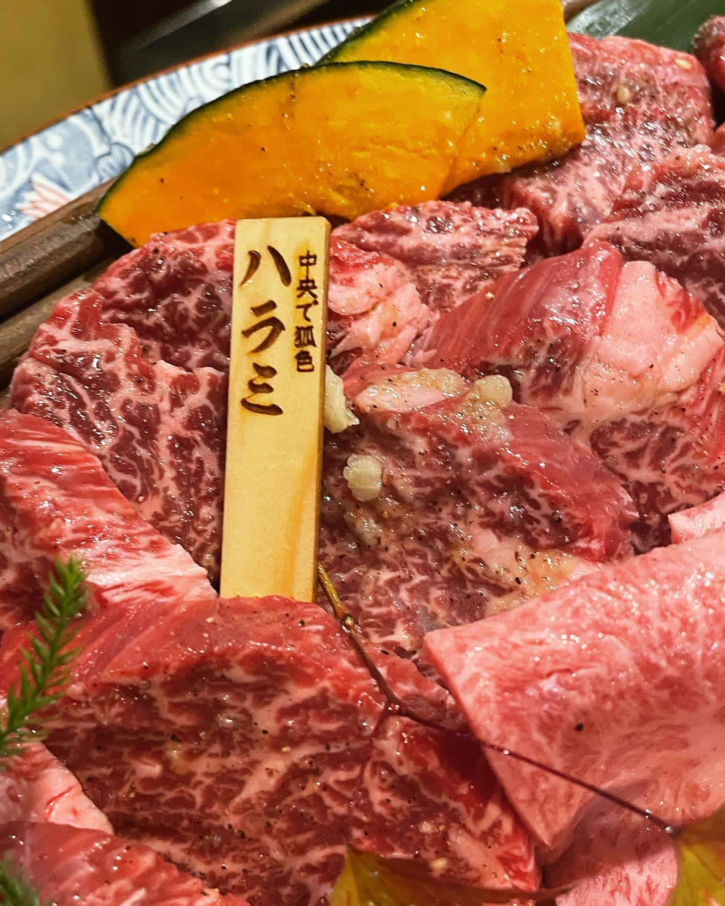 和牛焼肉とびうしではハラミやカルビなどの霜降り肉も人気🥰希少部位もご用意でコースの三種盛りは歓送迎会などには和牛を肉ケー…