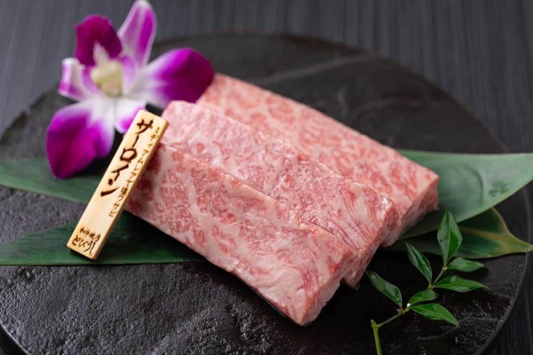 自慢の和牛の王道霜降り😌口溶けの良い良質な脂は品質の良い和牛の証😉職人のこだわりの目利きをお楽しみください🤗飯田橋駅…