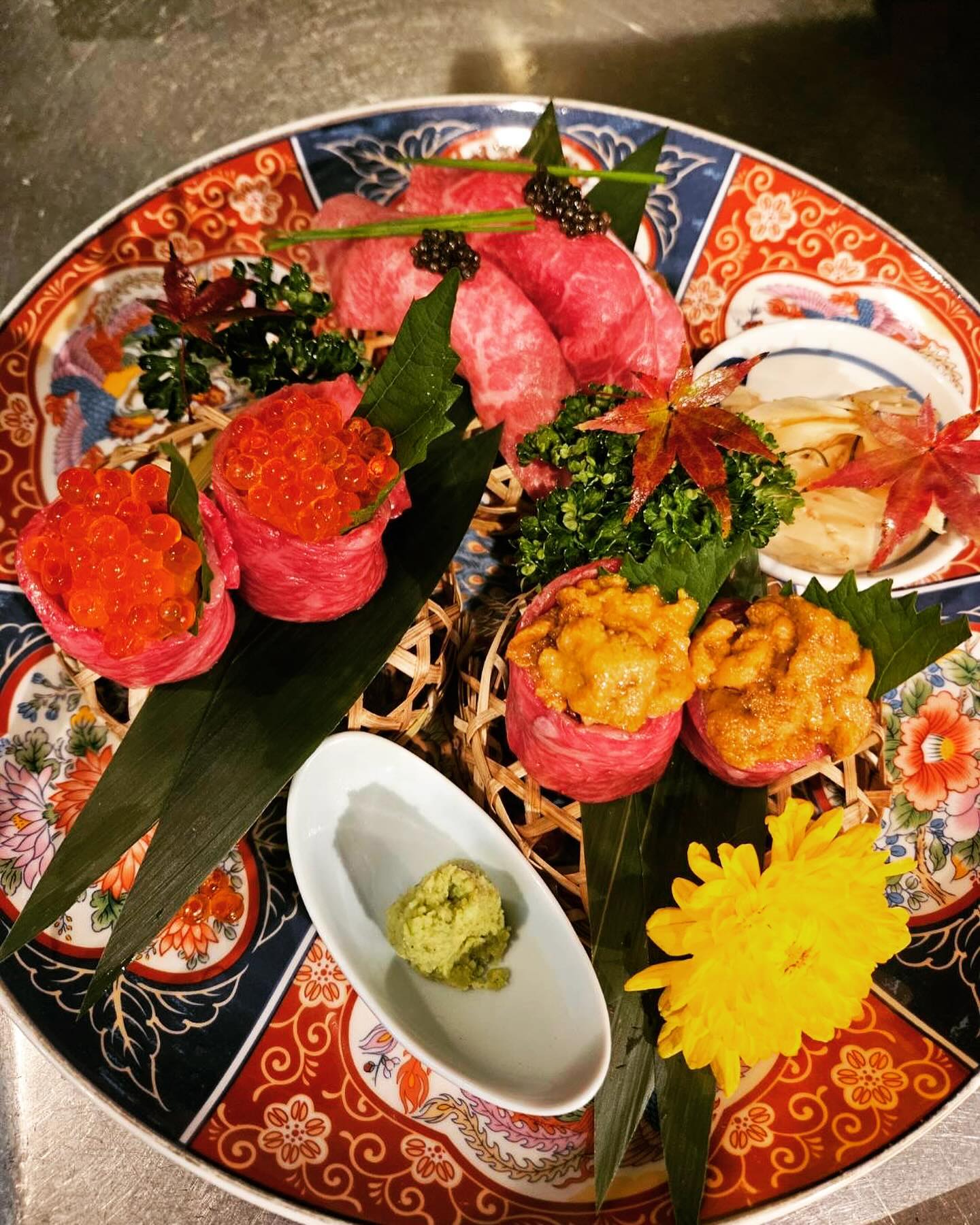 とびうしで人気の和牛寿司😌口溶けの良い和牛だからこそ出せる味わい😉ウニ、イクラ、キャビアの濃厚な旨みと奏でる口いっぱい…
