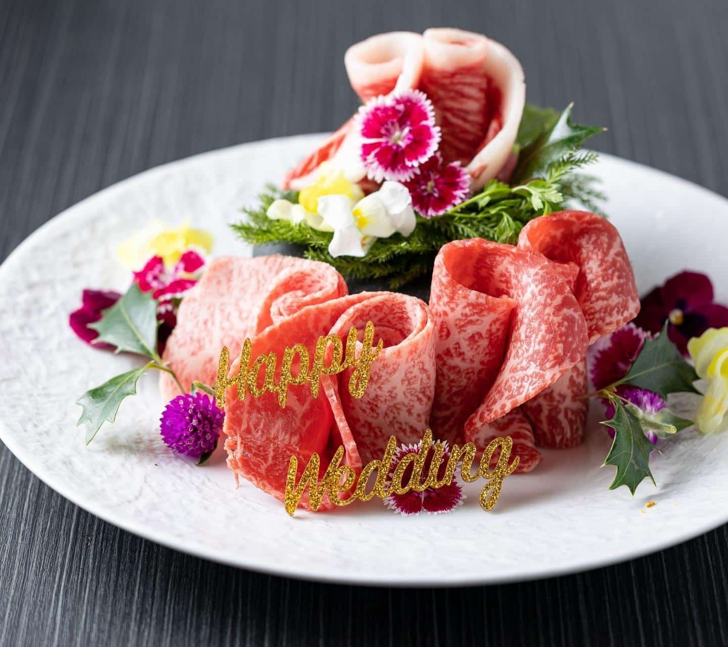 とびうしの肉ブーケ💐コースの和牛盛り合わせを無料で変更☺️結婚記念日にも人気😉全席完全個室のプライベート空間で素敵な…