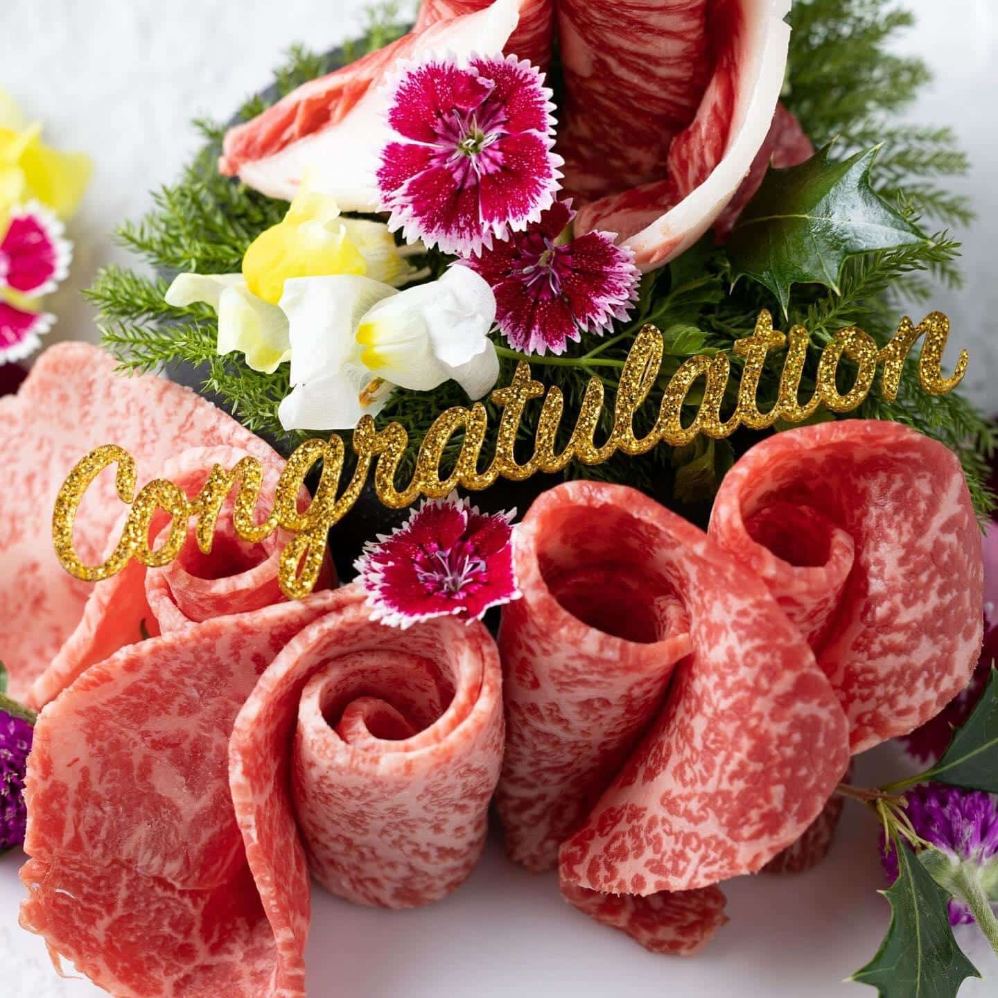 忘年会やお祝いには肉ブーケ💐がおすすめ😊和牛焼肉とびうしは飯田橋駅から徒歩すぐの隠れ家的なお店。厳選した黒毛和牛を全…