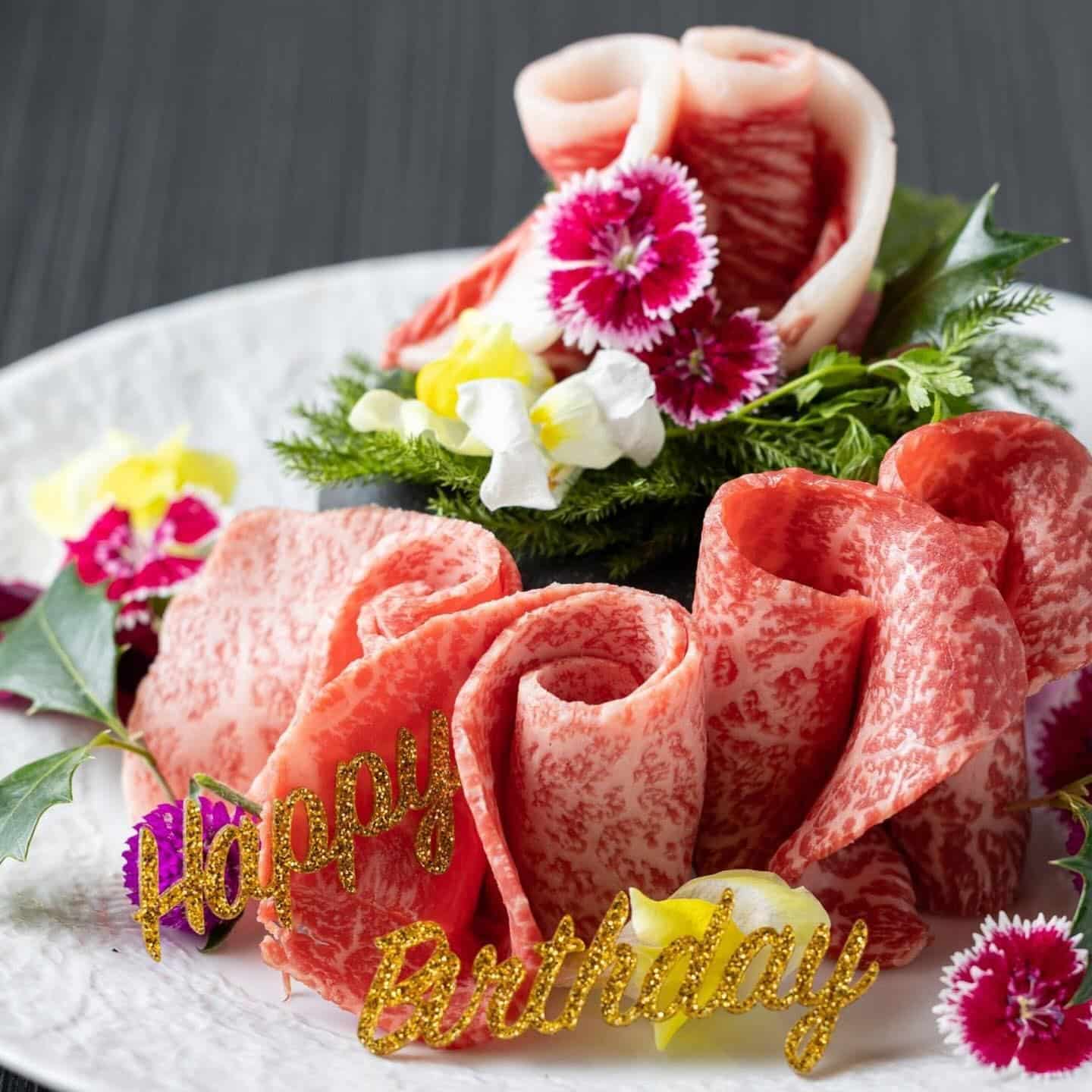 誕生日のお祝いにはとびうしで個室焼肉がオススメ🌟とびうしはアクセスの良い飯田橋駅から徒歩すぐの隠れ家的なお店。厳選した…
