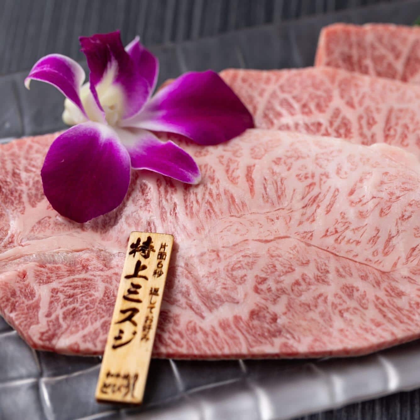 柔らかなミスジはきめ細かい霜降りの特上部分をご用意🌟記念日にもオススメ🎁とびうしはアクセスの良い飯田橋駅から徒歩すぐ…