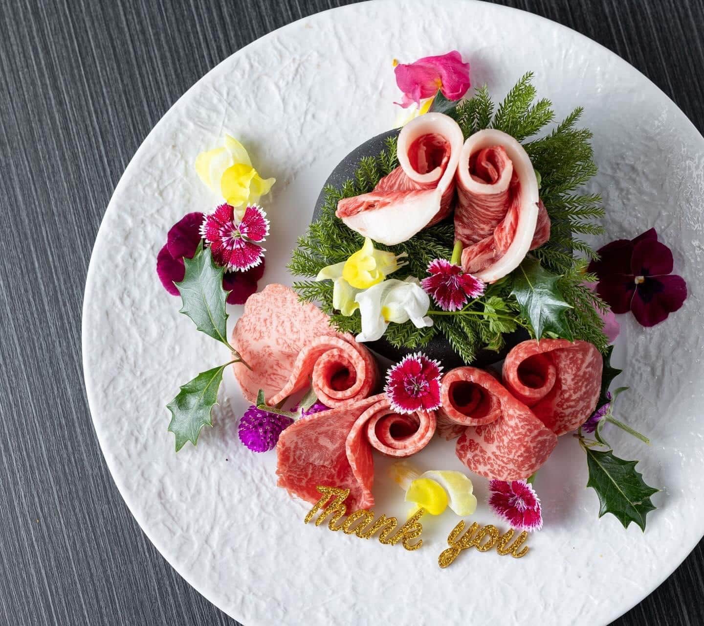 肉ブーケ💐は記念日にオススメ🎁とびうしはアクセスの良い飯田橋駅から徒歩すぐの隠れ家的なお店。厳選した黒毛和牛を全席個…