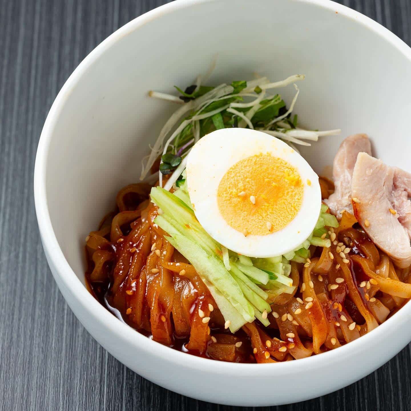 人気のビビン麺♫とびうしはアクセスの良い飯田橋駅から徒歩すぐの隠れ家的なお店。厳選した黒毛和牛を全席個室でお楽しみいただ…
