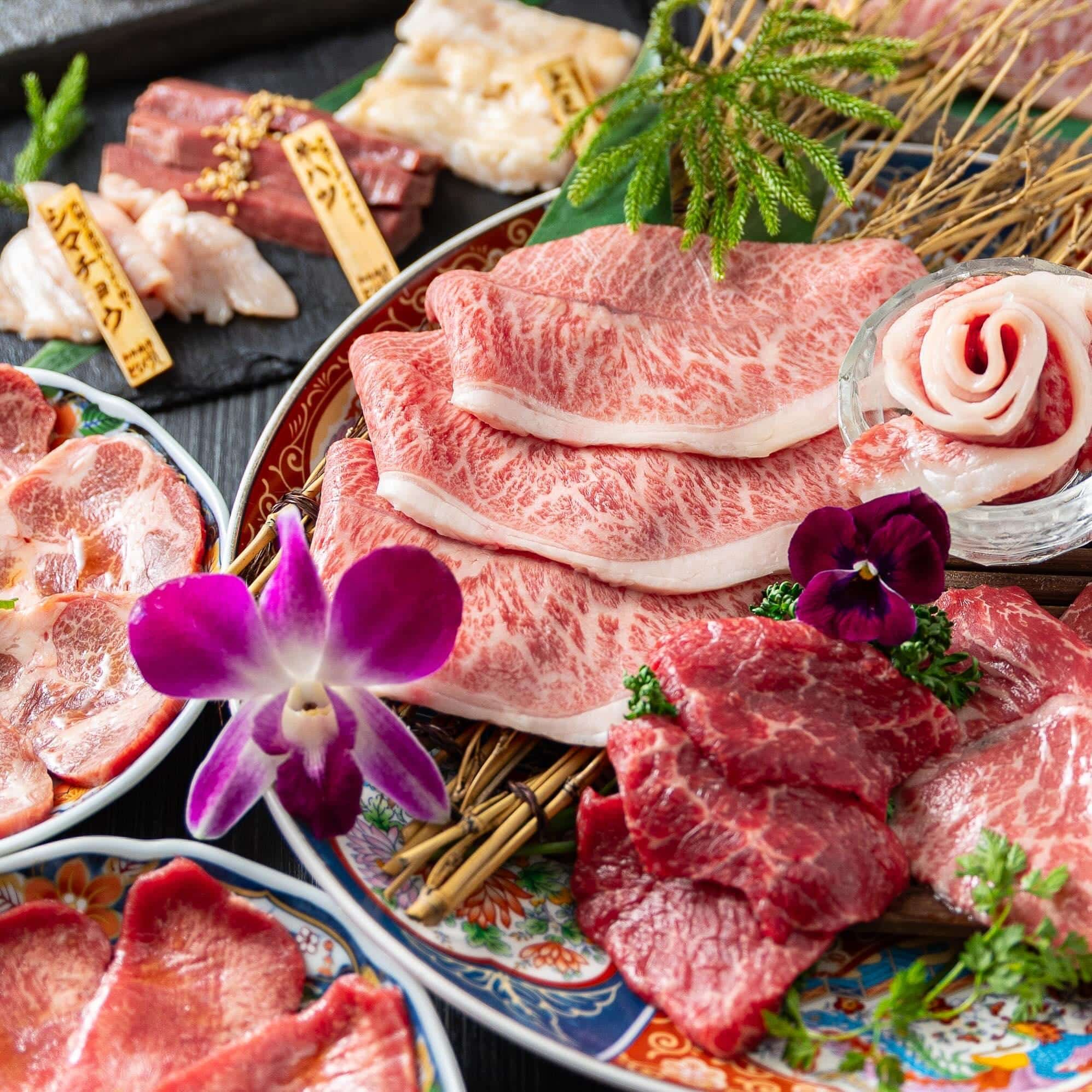 ご注文に迷ったらコースがおすすめ！和牛盛りは肉ブーケ盛りにもできます。お祝いに人気です！とびうしはアクセスの良い飯田橋駅…