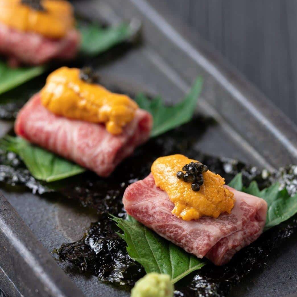 和牛の雲丹巻き♪とびうしはアクセスの良い飯田橋駅から徒歩すぐの隠れ家的なお店。厳選した黒毛和牛を全席個室でお楽しみいただ…
