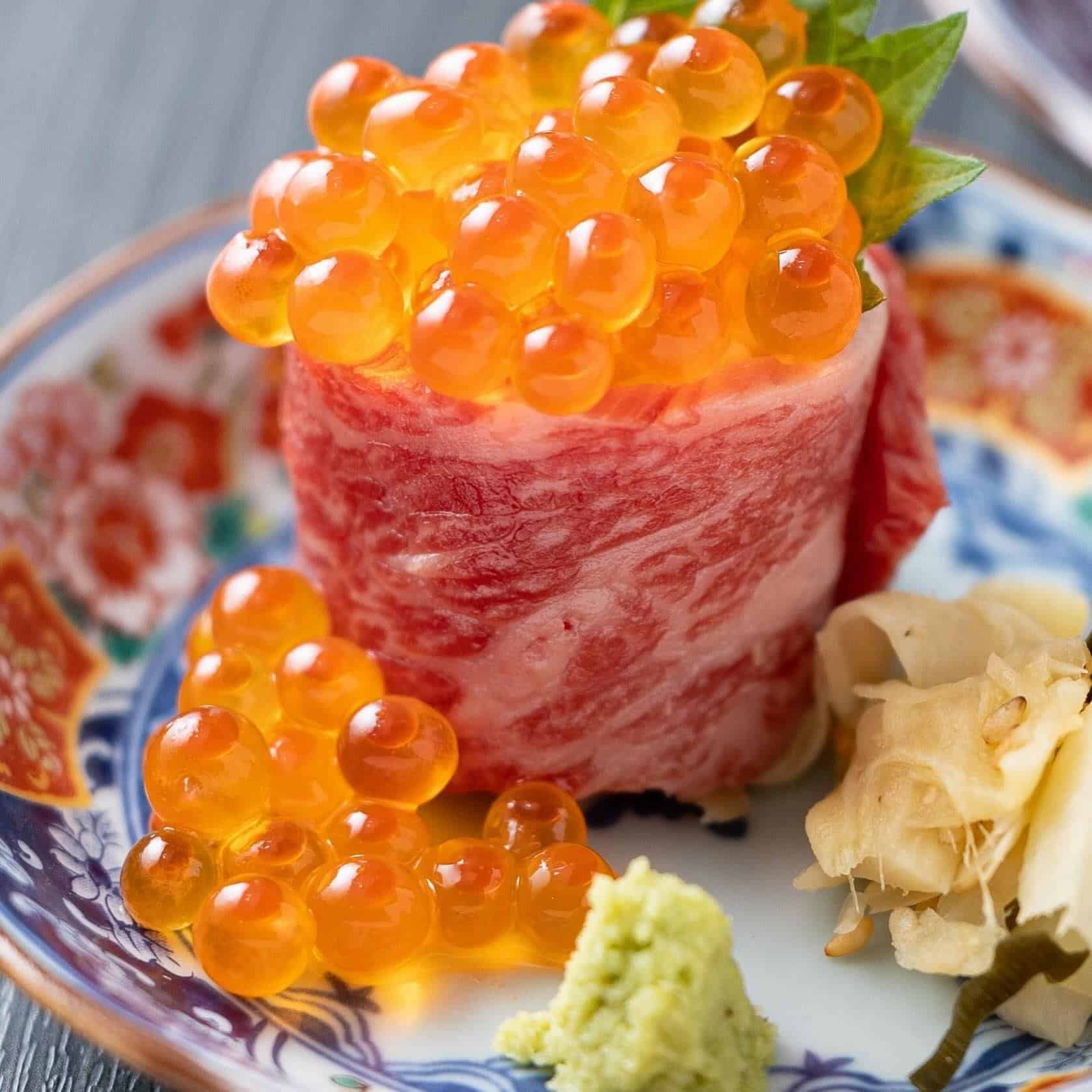 肉巻き寿司！とろける和牛に北海道産の大粒イクラがよく合います♪とびうしはアクセスの良い飯田橋駅から徒歩すぐの隠れ家的なお…