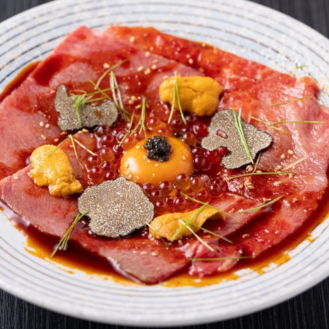 プラチナローストユッケ♪キャビア、トリュフ、ウニ、イクラが添えられた自慢の一皿⭐︎焼き加減はミディアムレアがおすすめ！と…