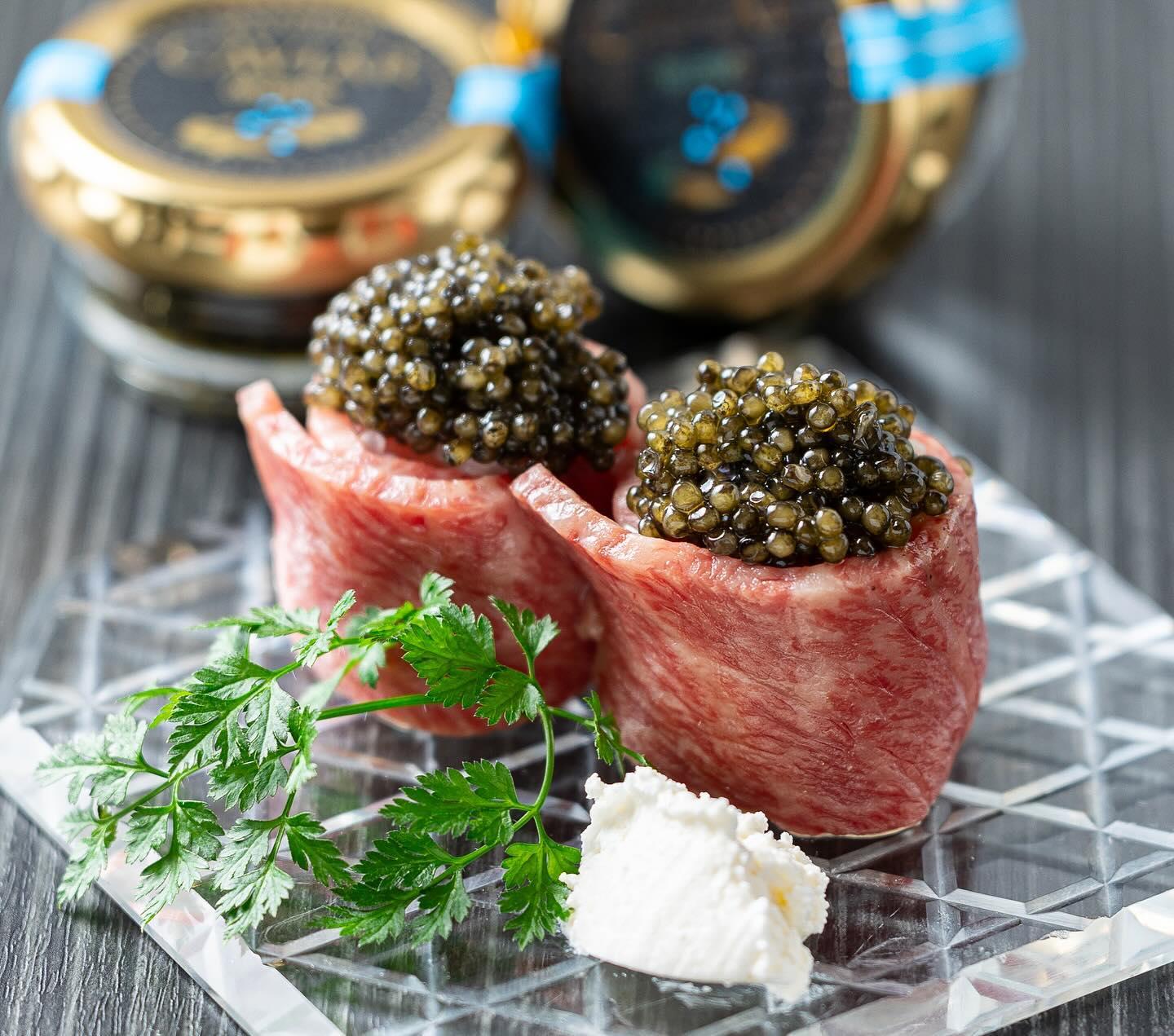 名物キャビアの和牛肉巻き！お好みでクリームチーズとご一緒に♪和牛盛りは人気の肉ブーケ盛りに出来て記念日に人気です！とびう…