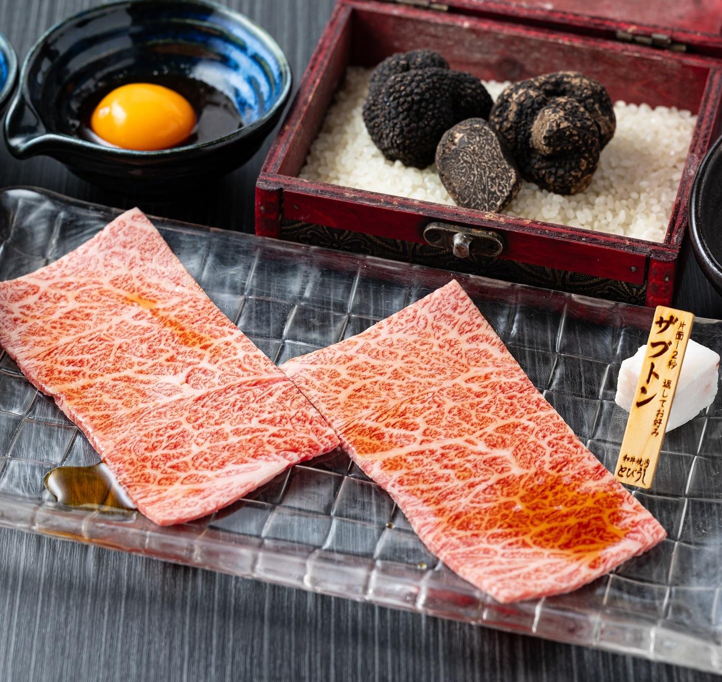 サブトンすき焼きのトリュフがけ♪目の前で焼き上げて生トリュフを削りかけます⭐︎東京ドームや武道館のイベント帰りのお食事に…