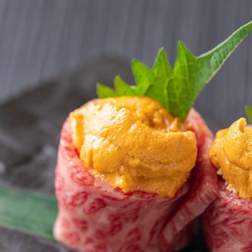 肉巻き寿司！通称うにく！とろける和牛に雲丹がよく合います♪とびうしはアクセスの良い飯田橋駅から徒歩すぐの隠れ家的なお店。…