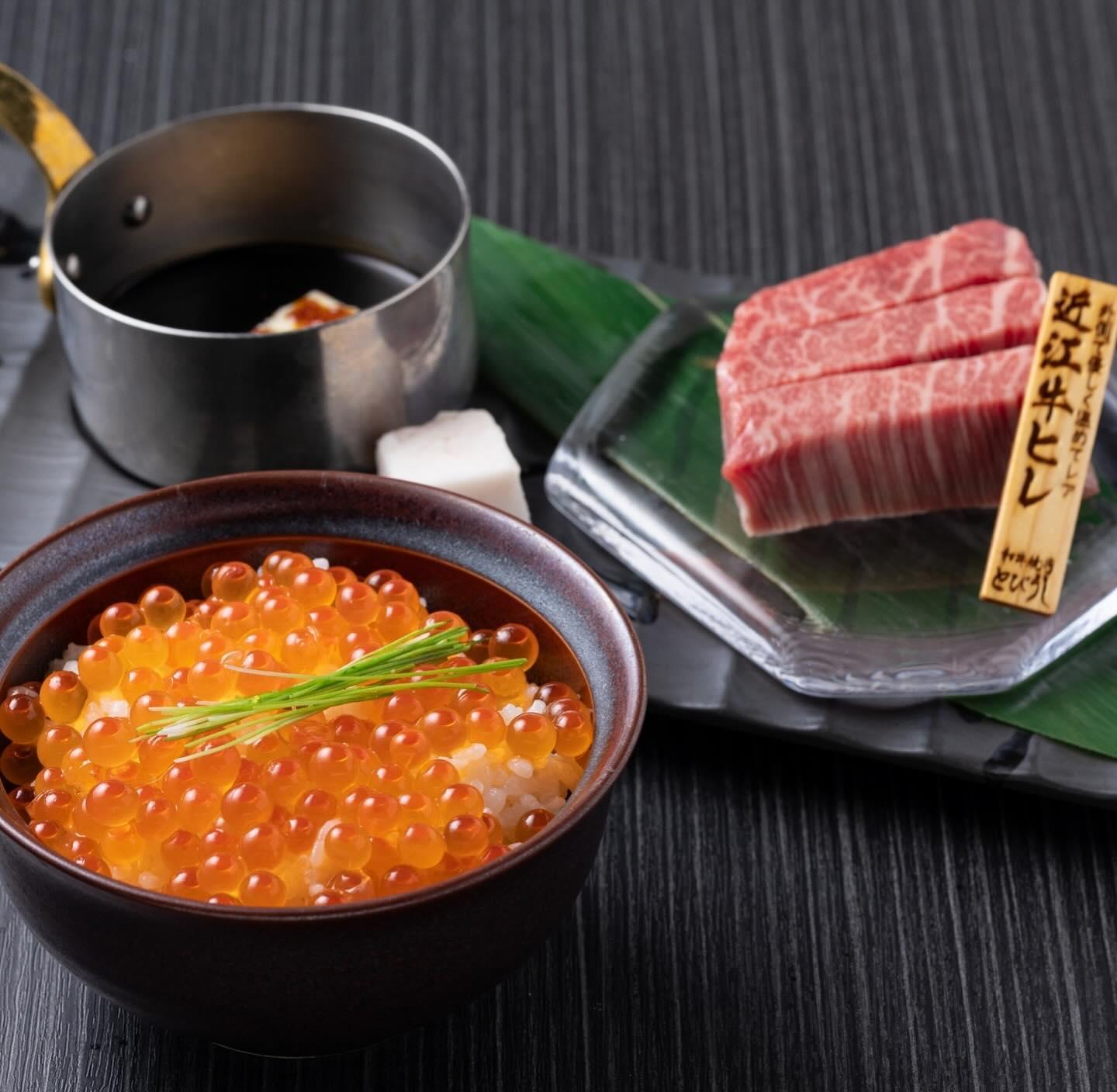 名物ヘレ飯イクラはは北海道産の大粒イクラを贅沢に使った一品！柔らかな近江牛ヒレを目の前で小丼にしたてます！とびうしは全席…