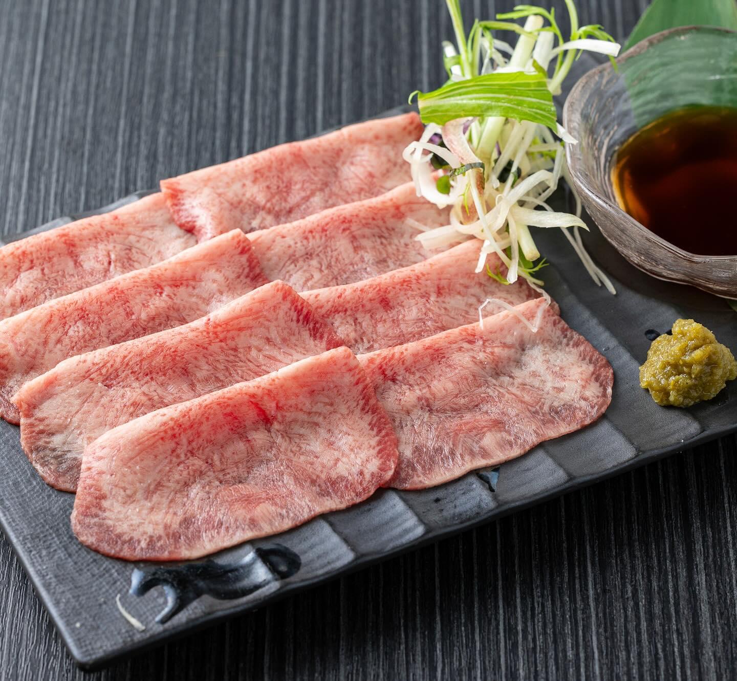 きめ細かなサシの入ったタン刺し⭐︎とびうしは全席が完全個室の和牛焼肉のお店⭐︎「飯田橋駅」すぐ！「黒毛和牛」が自慢の「焼…