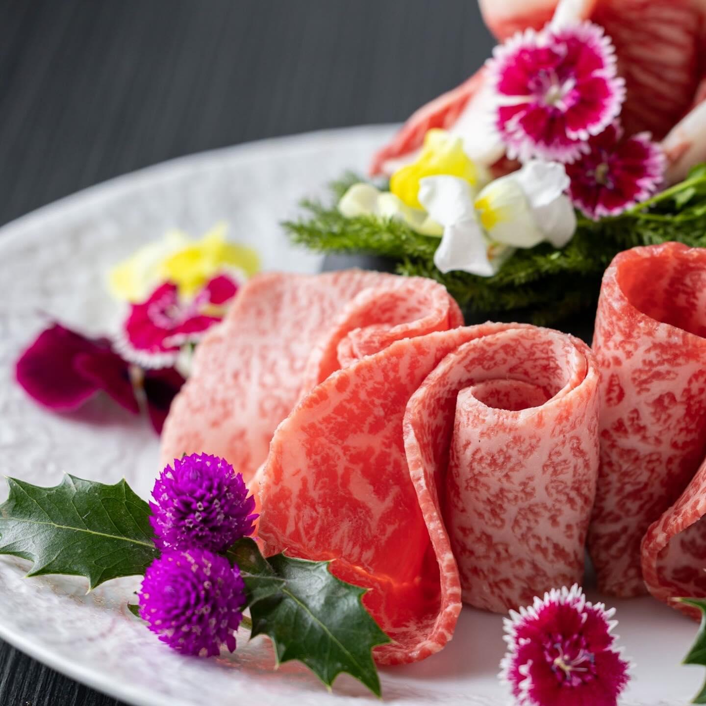 素敵な記念日には華やかな肉ケーキ盛りがおすすめ！とびうしは全席が完全個室の和牛焼肉のお店⭐︎「飯田橋駅」すぐ！「黒毛和牛…