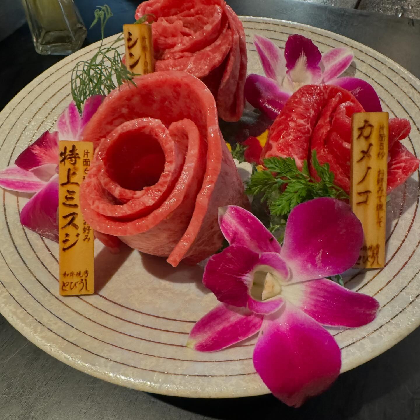 誕生日の肉ブーケには感謝のメッセージをそえて！とびうしは全席が完全個室の和牛焼肉のお店⭐︎「飯田橋駅」すぐ！「黒毛和牛」…