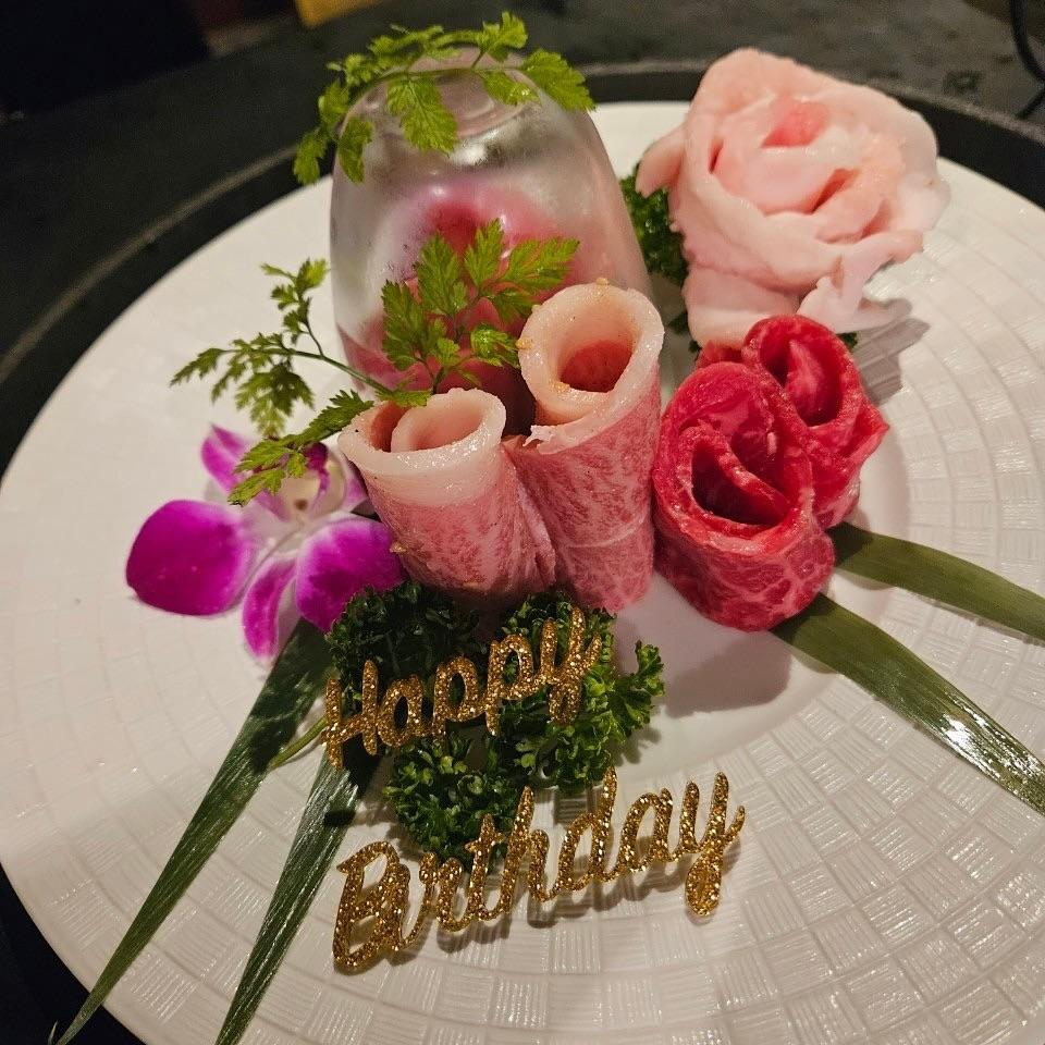 誕生日の肉ブーケには感謝のメッセージをそえて！とびうしは全席が完全個室の和牛焼肉のお店⭐︎「飯田橋駅」すぐ！「黒毛和牛」…