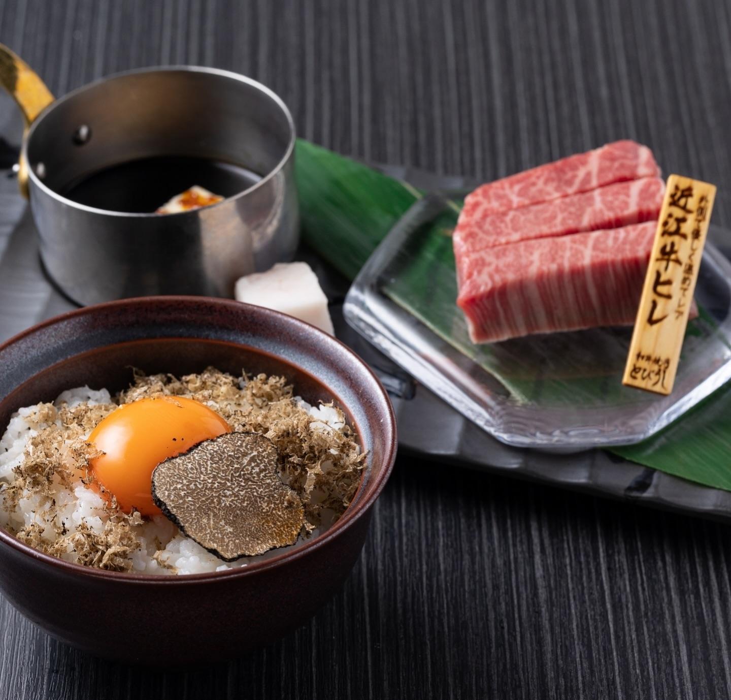 名物ヘレ飯トリュフ卵黄は黒トリュフを贅沢に使った一品！柔らかな近江牛ヒレを目の前で小丼にしたてます！とびうしは全席が完全…