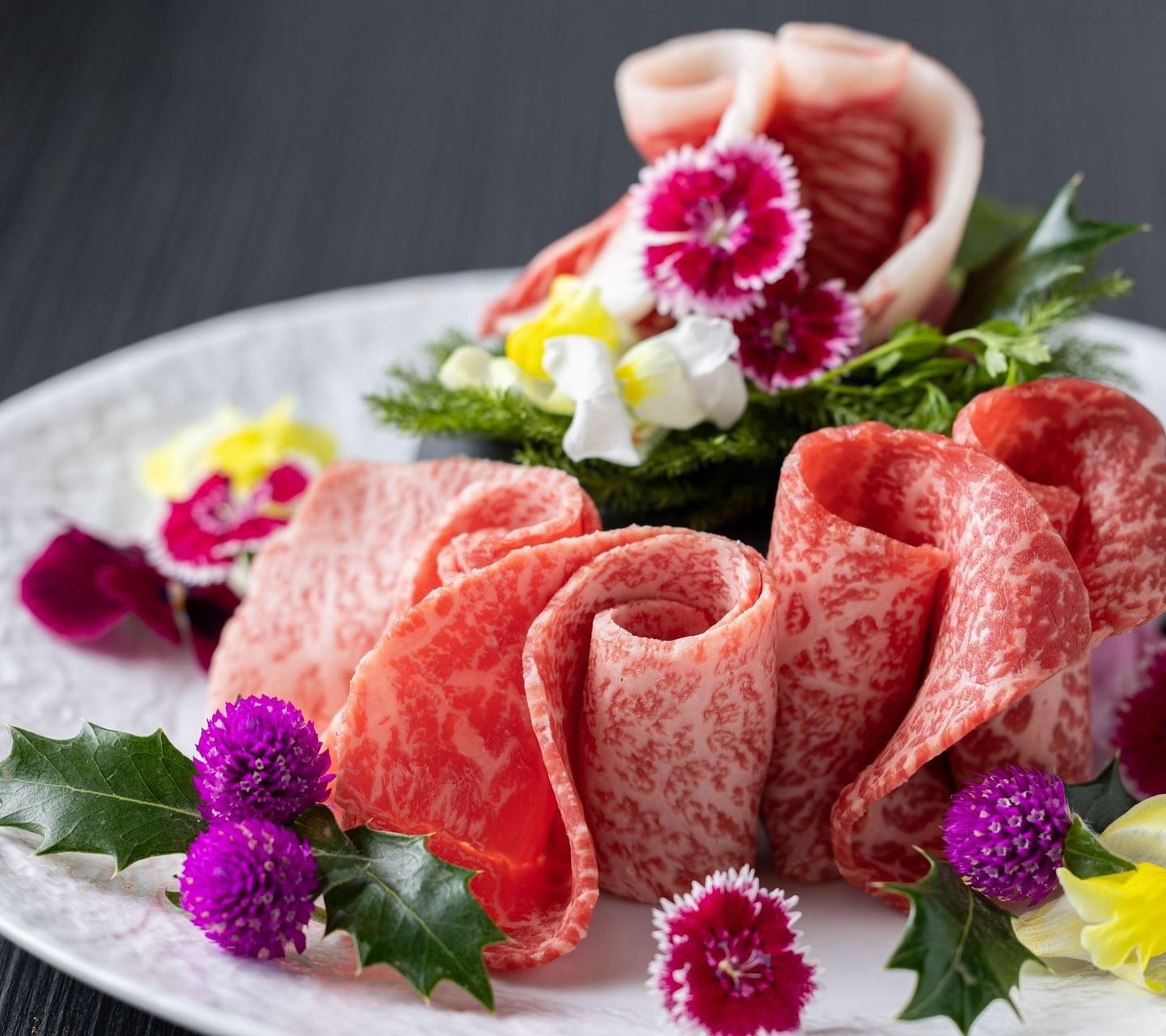 素敵な記念日には華やかな肉ケーキ盛りがおすすめ！とびうしは全席が完全個室の和牛焼肉のお店⭐︎「飯田橋駅」すぐ！「黒毛和牛…